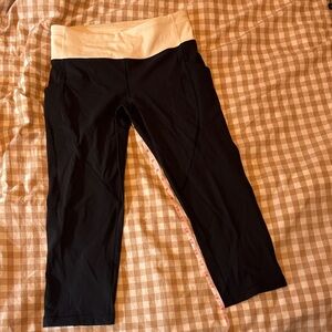 Women’s Lululemon yoga pants cropped size 6